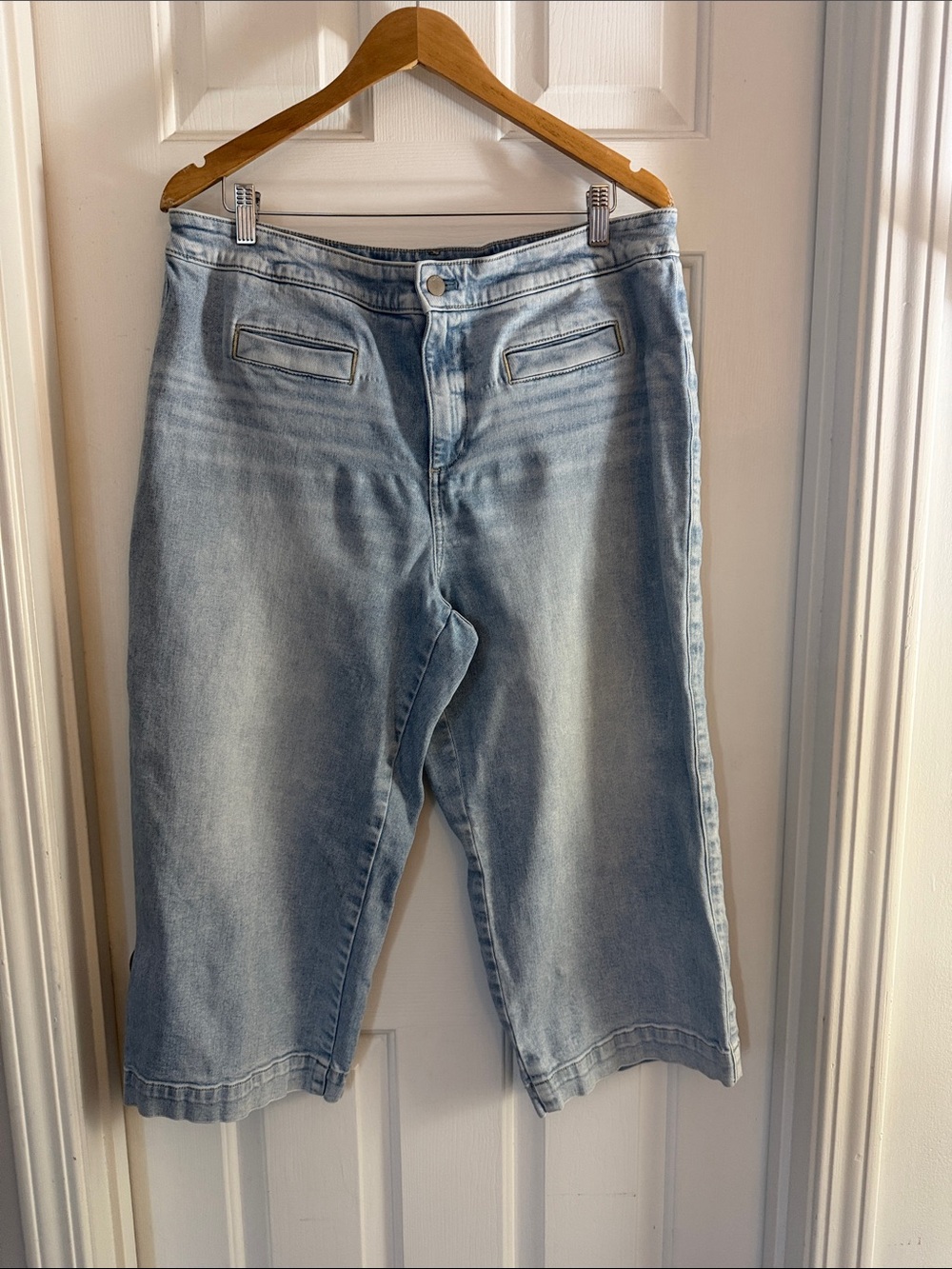 Talbots Light Wash wide leg Cropped Denim Jeans size 16 P
